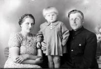 Wnuczka z dziadkami. Ok. 1950 rok *Granddaughter with grandparents. Ca. 1950