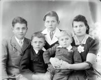 Matka z dziećmi. Ok. 1943 rok *Mor with children. Ca. 1943