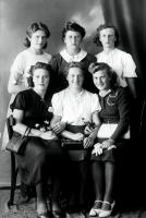 Sześć koleżanek. Ok. 1945 rok *Six girlfriends. Ca. 1945