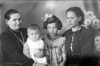 Rodzina z Łap. Ok. 1945 rok *Family from Łapy. Ca. 1945