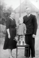 Rodzice z córką. Ok. 1944 rok *Parents with daughter. Ca. 1944