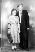 Dziewczyna z bachelorem. Ok. 1944 rok *Girl with a bachelor. Ca. 1944
