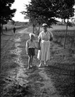 Kobieta z dzieckiem. Ok. 1935 rok.  *A woman with a child. Ca 1935