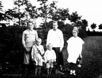 Kobieta z dziećmi. Ok. 1930 rok.  *Woman with children. Ca  1930