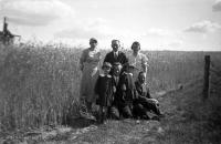 Władysław Piotrowski z krewnymi w polu. Ok. 1935 rok. *Władysław Piotrowski with relatives in  field. Ca. 1935