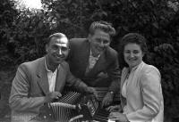 Z harmonią. Ok. 1955 rok. *With accordion. Ca. 1955