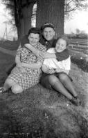 Kolejarz i dwie dziewczyny. Ok. 1950 rok *Kolejarz and two girls. Ca. 1950