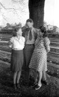 Fotograf i dwie dziewczyny. Ok. 1950 rok *Photographer and two girls. Ca. 1950