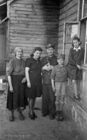 Rodzina kolejarza w Białymstoku. Ok. 1950 rok *Family railwayman in Bialystok. Ca. 1950