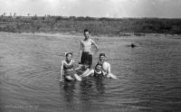 Kąpiel w rzece. Ok. 1955 rok *Bathing in  river. Ca. 1955