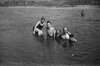 Kąpiel w rzece. Ok. 1955 rok *Bathing in  river. Ca. 1955