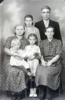  Rodzina ; The family<br />Dofinansowano ze srodków Ministerstwa Kultury i Dziedzictwa Narodowego i Starostwa Powiatowego w Bialymstoku.<br />