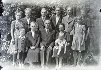  Fotografia rodzinna ; The family photograph<br />Dofinansowano ze srodków Ministerstwa Kultury i Dziedzictwa Narodowego i Starostwa Powiatowego w Bialymstoku.<br />