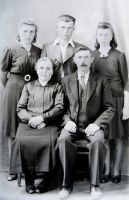  Fotografia rodzinna ; A family photograph<br />Dofinansowano ze srodków Ministerstwa Kultury i Dziedzictwa Narodowego i Starostwa Powiatowego w Bialymstoku.<br />