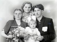  Portrety - rodzinny ; The family portraits<br />Dofinansowano ze srodków Ministerstwa Kultury i Dziedzictwa Narodowego i Starostwa Powiatowego w Bialymstoku.<br />