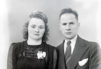  Małżeńska fotografia ; A marital photograph<br />Dofinansowano ze srodków Ministerstwa Kultury i Dziedzictwa Narodowego i Starostwa Powiatowego w Bialymstoku.<br />