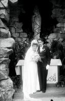 <p>Pamiątka ślubu małżonkowie przed Grotą NMP w Łapach. Ok. 1943 rok</p>

<p>A wedding memento – a married couple in front of the Blessed Virgin Mary cave in Lapy. Circa 1943.</p>
