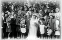 <p>Państwo młodzi i goście weselni Ok. 1945 rok</p>

<p>A married couple and their wedding guests. Circa 1945.</p>
