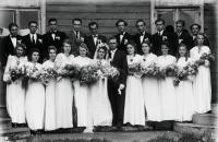 <p>Państwo młodzi oraz dziesięć par drużbantów. Ok. 1950 rok</p>

<p>The bride and bridegroom and ten pairs of best men. Circa 1950.</p>
