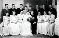 Pamiątka ślubu nowożeńcy z druhnami i drużbantami. Ok. 1955 rok
A wedding memento – newlyweds with their bridesmaids and best men. Circa 1955.