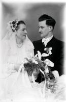 Pamiątka ślubu. Ok. 1950 rok
A wedding memento. Circa 1950.