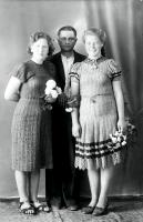 Dwie dziewczyny  z kwiatami i kawaler. Ok. 1943 rok
Girls with flowers and a bachelor. Circa 1943.