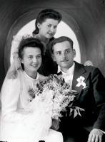 Pamiątka ślubu. Ok. 1943 rok
A wedding memento. Circa 1943.