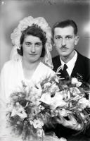 Pamiątka ślubu. Ok. 1945 rok
A wedding memento. Circa 1945.