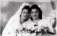 Panna młoda z Łap z druhną. Ok. 1945 rok
A bride from Lapy with her bridesmaid. Circa 1945.
