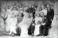 Ksiądz Henryk Bagiński z panną i panem młodym oraz drużbantami przed plebanią w Łapach. Ok. 1942 rok
Father Henryk Baginski with a bride and bridegroom and their best men in front of the presbitery. Circa 1942.