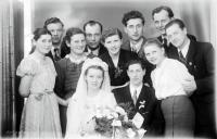  Państwo młodzi z gośćmi weselnymi. Ok. 1945 rok, Young couple with their guests ca 1945