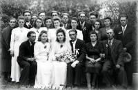   Goście weselni i państwo młodzi w sadzie- pamiątka ślubu. Ok. 1942 rok,  Guests and the young couple in an orchard – wedding memento ca 1942