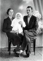   Rodzice z małym dzieckiem. Ok. 1945 rok, parents and their child ca 1945