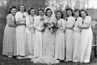    Panna młoda z druhnami. Ok. 1945 rok, bride with bridesmaids ca 1945