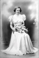   Panna młoda z bzem. Ok. 1945 rok, bride with lilac ca 1945