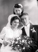 Panna młoda z druhną. Ok. 1943 rok *Miss young to be a bridesmaid. Ca. 1943