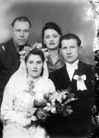 Dziewczyna w sukience z białym kołnierzem. Ok. 1945 rok *A girl in a dress with a white collar. Ca. 1945