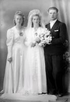 Nowożeńcy z druhną. Ok. 1945 rok *Newlyweds witch braid. Ca. 1945
