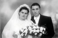 Pamiątka ślubu. Ok. 1945 rok * Wedding memento. Ca. 1945