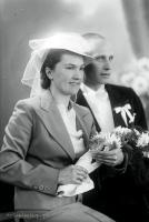 Pamiątka ślubu. Ok. 1950 rok *Wedding memento. Ca. 1950