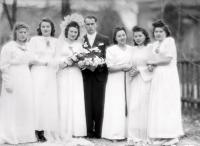Nowożeńcy z druhnami weselnymi. Ok. 1943 rok *Newlyweds with wedding bridesmaids. Ca. 1943