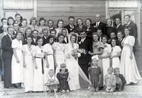  Państwo młodzi z gośćmi weselnymi ; The bride and the bridegroom with their wedding guests<br />Dofinansowano ze srodków Ministerstwa Kultury i Dziedzictwa Narodowego i Starostwa Powiatowego w Bialymstoku.<br />