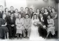 <p>Pamiątka ślubu - nowożeńcy z drużbami ; A memento photograph of the wedding - the newlyweds with their grooms<br />
Dofinansowano ze srodków Ministerstwa Kultury i Dziedzictwa Narodowego i Starostwa Powiatowego w Bialymstoku.</p>
