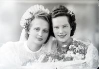  Panna młoda z druhną ; A bride with her bridesmaid<br />Dofinansowano ze srodków Ministerstwa Kultury i Dziedzictwa Narodowego i Starostwa Powiatowego w Bialymstoku.<br />