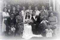 Pamiątka ślubu ; A memento photograph of the wedding<br />Dofinansowano ze srodków Ministerstwa Kultury i Dziedzictwa Narodowego i Starostwa Powiatowego w Bialymstoku.<br />