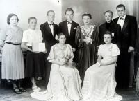  Pamiątka ślubu - razem ze świadkami ; A memento photograph of the wedding - together with a bridesmaid and a bestman<br />Dofinansowano ze srodków Ministerstwa Kultury i Dziedzictwa Narodowego i Starostwa Powiatowego w Bialymstoku.<br />