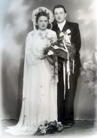  Pamiątka ślubu ; A memento photograph of the wedding<br />Dofinansowano ze srodków Ministerstwa Kultury i Dziedzictwa Narodowego i Starostwa Powiatowego w Bialymstoku.<br />