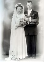  Pamiątka ślubu ; A memento photograph of the wedding<br />Dofinansowano ze srodków Ministerstwa Kultury i Dziedzictwa Narodowego i Starostwa Powiatowego w Bialymstoku.<br />