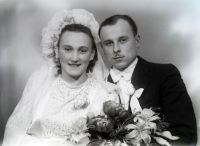  Pamiątka ślubu - portret ; A memento photograph of the wedding - a portrait<br />Dofinansowano ze srodków Ministerstwa Kultury i Dziedzictwa Narodowego i Starostwa Powiatowego w Bialymstoku.<br />