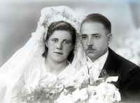  Pamiątka ślubu ; A memento photograph of the wedding<br />Dofinansowano ze srodków Ministerstwa Kultury i Dziedzictwa Narodowego i Starostwa Powiatowego w Bialymstoku.<br />